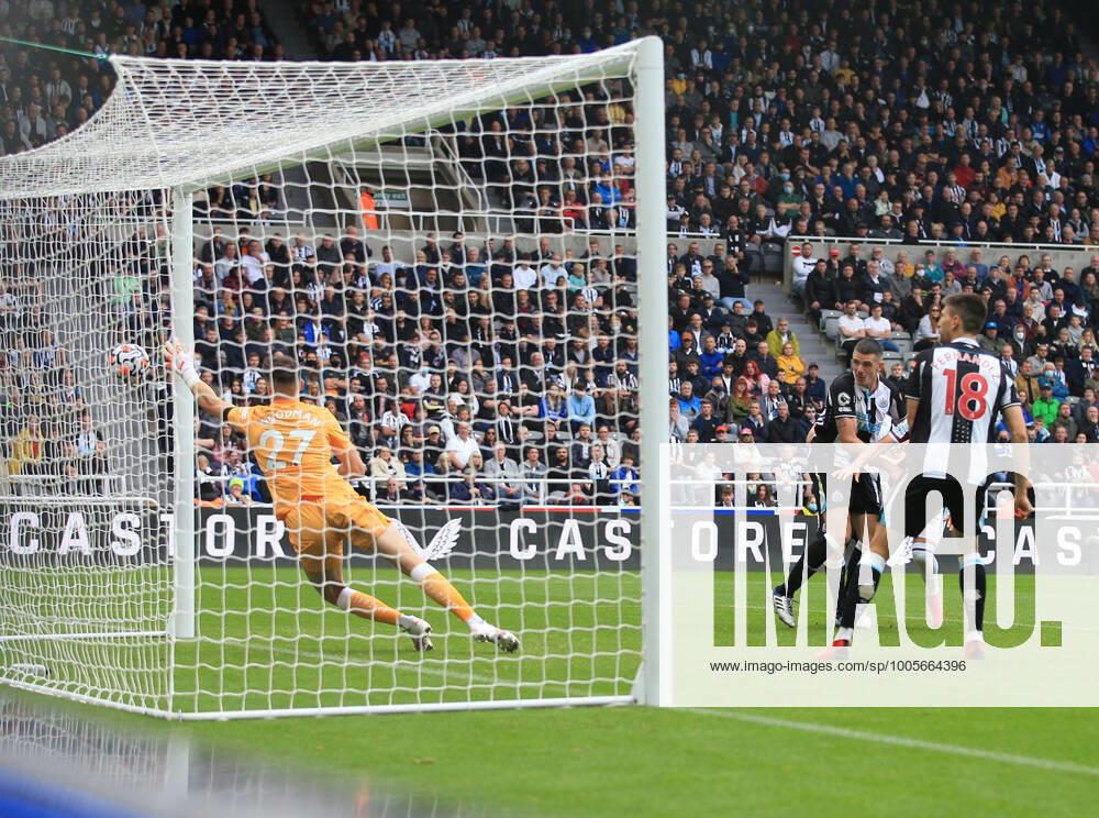 Fußball Premier League Newcastle United v West Ham United 15. August 2021 Premier League Newcastle United v West Ham United Newcastle United Torhüter Freddie Woodman ist beim zweiten West Ham Tor geschlagen Foto Simon Stacpoole Abseits Newcastle upon Tyne UK