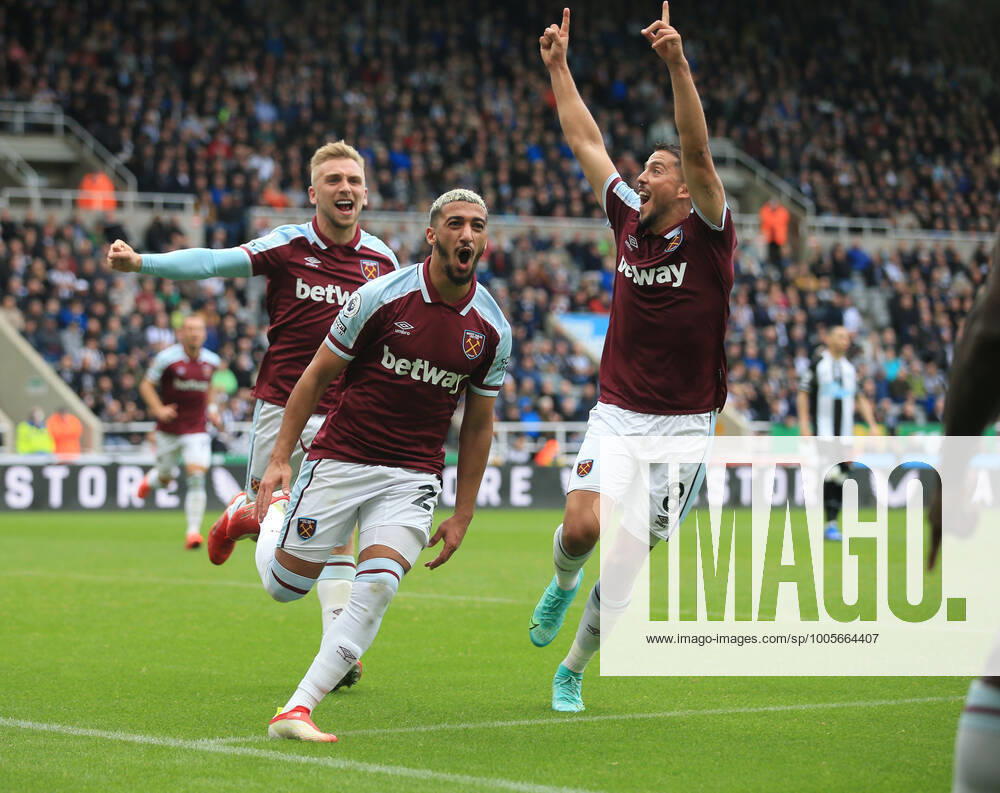Fußball Premier League Newcastle United vs. West Ham United 15. August 2021 Premier League Newcastle United vs. West Ham United Said Benrahma von West Ham United jubelt nach dem zweiten Tor für sein Team, mit Pablo Fornals Foto Simon Stacpoole Abseits Newcastle upon Tyne UK