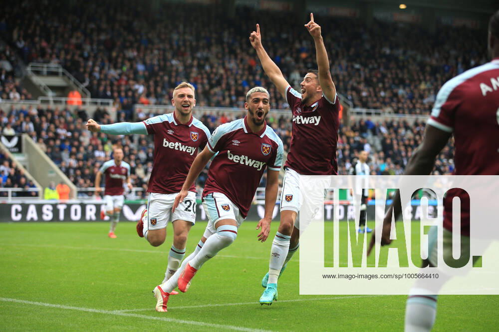 Fußball Premier League Newcastle United vs. West Ham United 15. August 2021 Premier League Newcastle United vs. West Ham United Said Benrahma von West Ham United jubelt nach dem zweiten Tor für sein Team, mit Pablo Fornals Foto Simon Stacpoole Abseits Newcastle upon Tyne UK