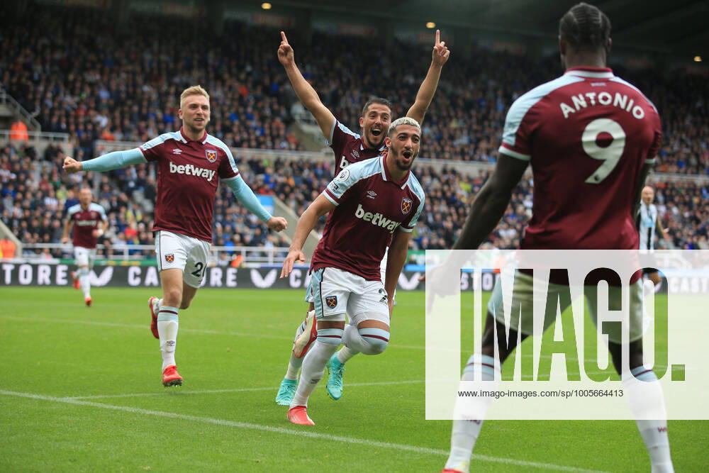 Fußball Premier League Newcastle United vs. West Ham United 15. August 2021 Premier League Newcastle United vs. West Ham United Said Benrahma von West Ham United jubelt nach dem zweiten Tor für sein Team, mit Pablo Fornals Foto Simon Stacpoole Abseits Newcastle upon Tyne UK