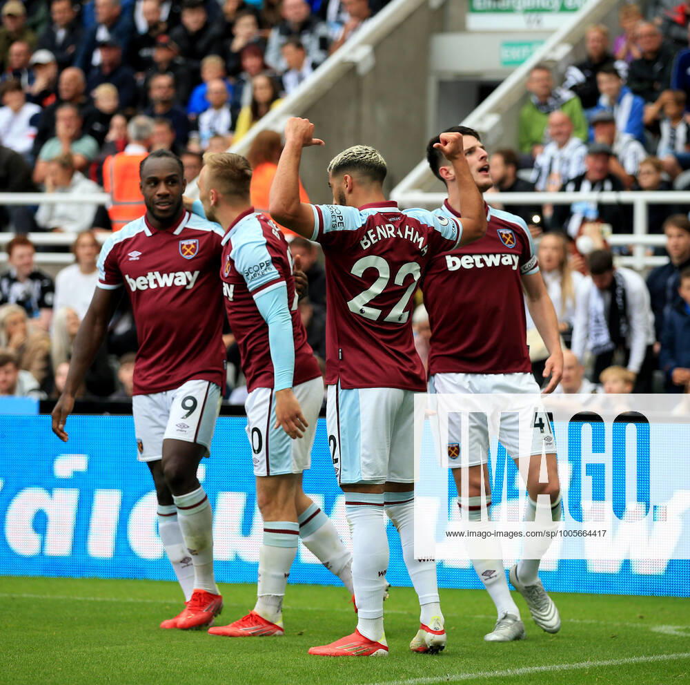 Fußball Premier League Newcastle United v West Ham United 15. August 2021 Premier League Newcastle United v West Ham United Said Benrahma von West Ham United zeigt nach einem Tor auf seinen Namen auf der Rückseite seines Trikots Foto Simon Stacpoole Abseits Newcastle upon Tyne UK