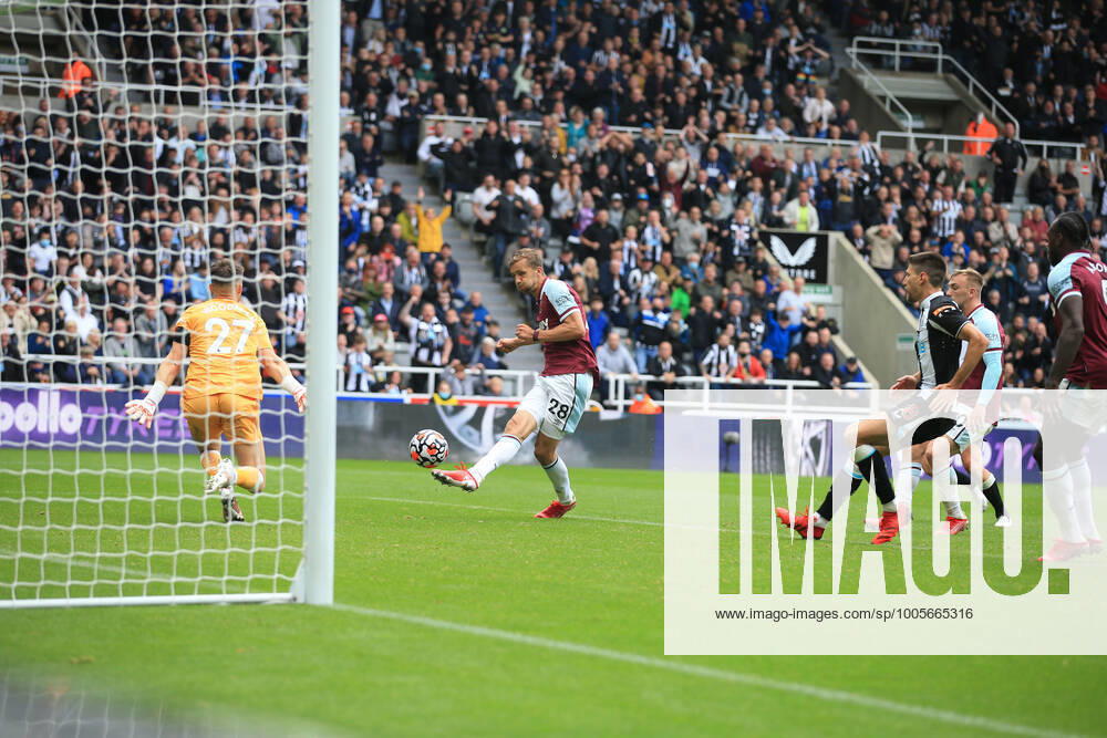 Fußball Premier League Newcastle United v West Ham United 15. August 2021 Premier League Newcastle United v West Ham United Tomas Soucek von West Ham United erzielt das dritte Tor Foto Simon Stacpoole Abseits Newcastle upon Tyne UK
