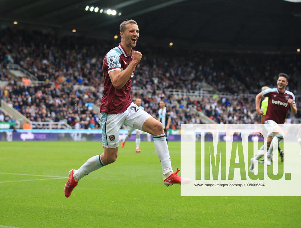 Fußball Premier League Newcastle United v West Ham United 15. August 2021 Premier League Newcastle United v West Ham United Tomas Soucek von West Ham United jubelt nach dem dritten Tor für sein Team Foto Simon Stacpoole Abseits Newcastle upon Tyne UK