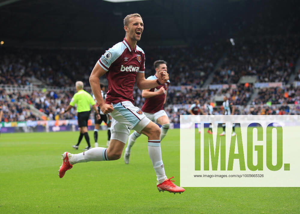 Fußball Premier League Newcastle United v West Ham United 15. August 2021 Premier League Newcastle United v West Ham United Tomas Soucek von West Ham United jubelt nach dem dritten Tor für sein Team Foto Simon Stacpoole Abseits Newcastle upon Tyne UK