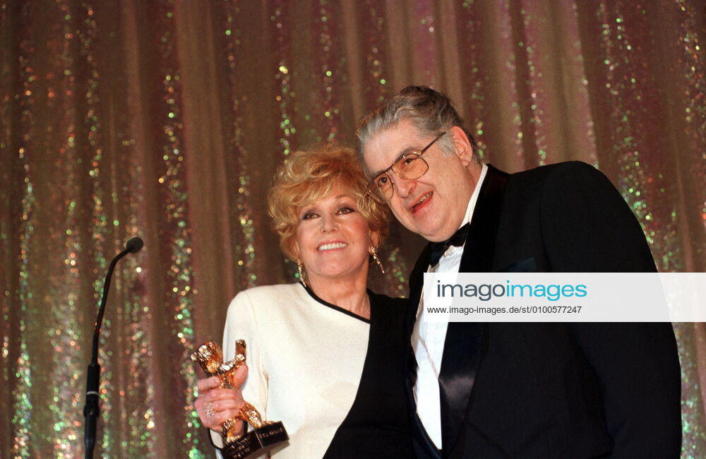 1 Filmfest 97 Kim Novak, actress, awarded the Golden Berlinale Bear for her lifes work, Moritz de Hadeln, Festival Director, ¡Vertigoo Film, Hollywood, Berlinale 1997,