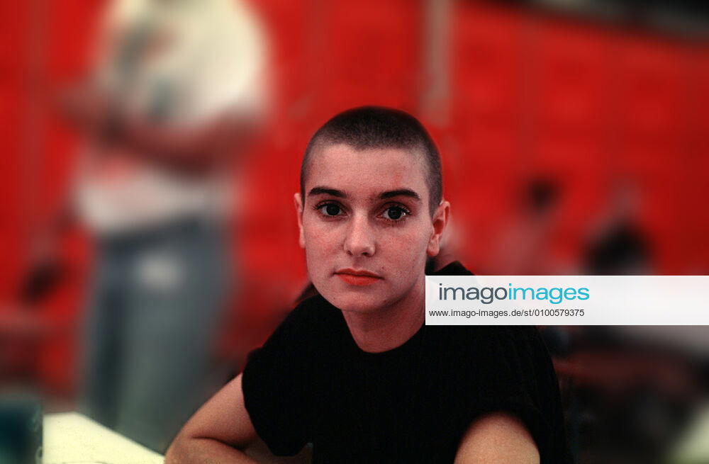 1 Portrait 90 Sinead O Connor, voc, g, pop, music, The Wall at Roger Waters THE Wall on 21 07 1990, backstage photos at the rehearsals at Potsdamer Platz, Sinéad O Connor