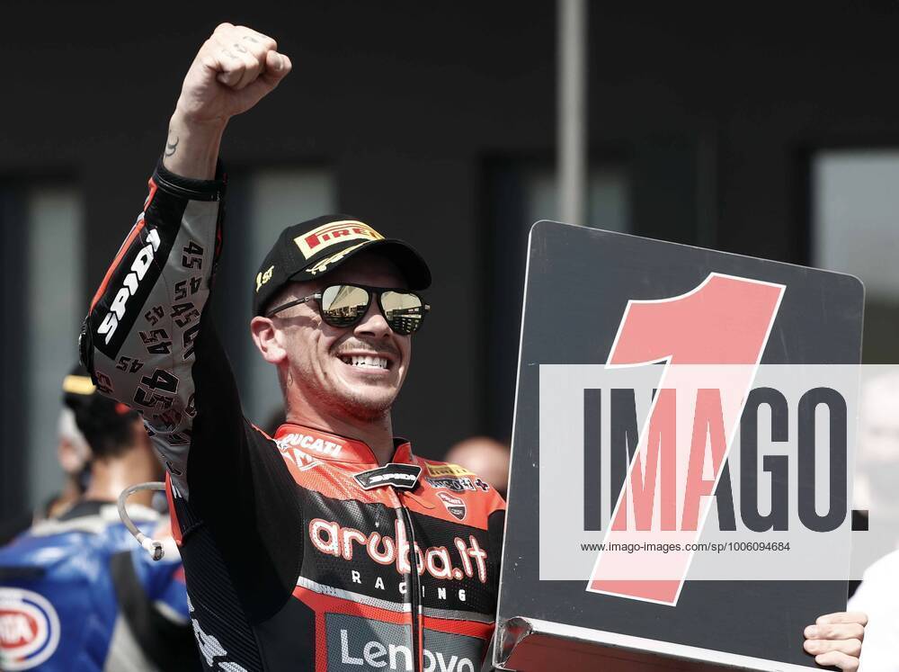 KW33 British Superbike rider Scott Redding of the Aruba.it Racing-Ducati team celebrates after winning the Navarra Round race of the FIM Superbike World Championship, WM, Weltmeisterschaft at Los Arcos circuit in Navarra, northern Spain, 21 August 2021. FIM Superbike World Championship: Navarra Round race !ACHTUNG: NUR REDAKTIONELLE NUTZUNG!