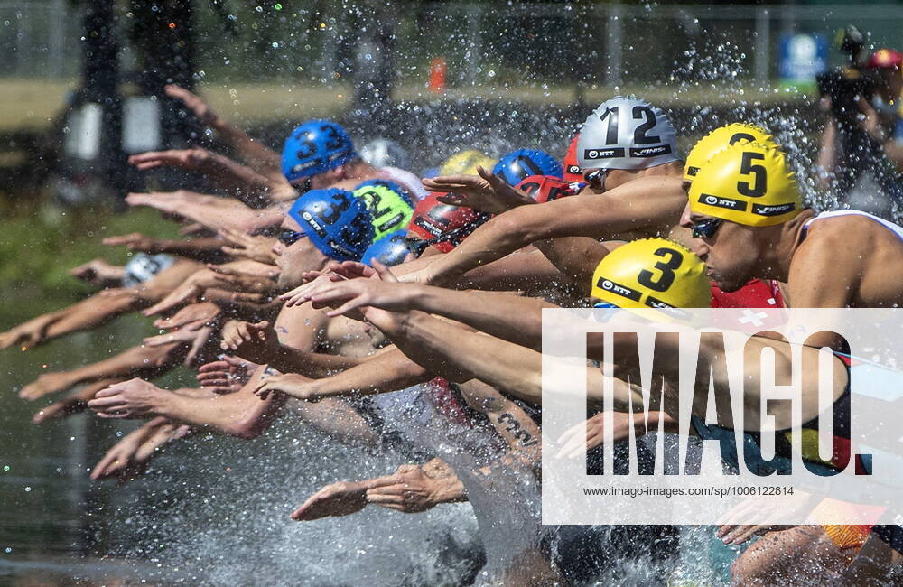 EDMONTON, ab, Canada: Competitors dive into the water during the Elite Men s at the ITU World Triathlon Series in Edmonton, Alta., on Saturday August 21, 2021. Canada News - August 21, 2021 - ZUMAc35_ 20210821_zaf_c35_041