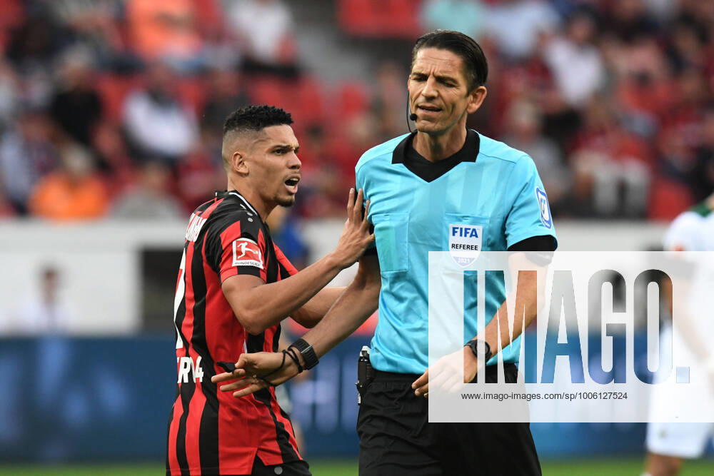 Paulinho Bayer 04 Leverkusen angry with referee Deniz Aytekin 20 08 2021, Football, 1 Bundesliga, Bayer 04 Leverkusen vs Borussia Moenchengladbach DFL REGULATES PROHIBIT ANY USE OF PHOTOGRAPHS AS IMAGE SEQUENCES AND OR QUASI VIDEO 20 08 2021, Football, 1 Bundesliga, Bayer 04 Leverkusen vs Borussia Moenchengladbach Leverkusen