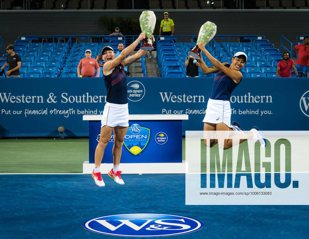Sam Stosur of Australia & Shuai Zhang of China during the trophy ceremony after the doubles final at the 2021 Western & Southern Open WTA, Tennis Damen 1000 tennis tournament CINCINNATI UNITED STATES - ZUMAa181 20210821_zaa_a181_238