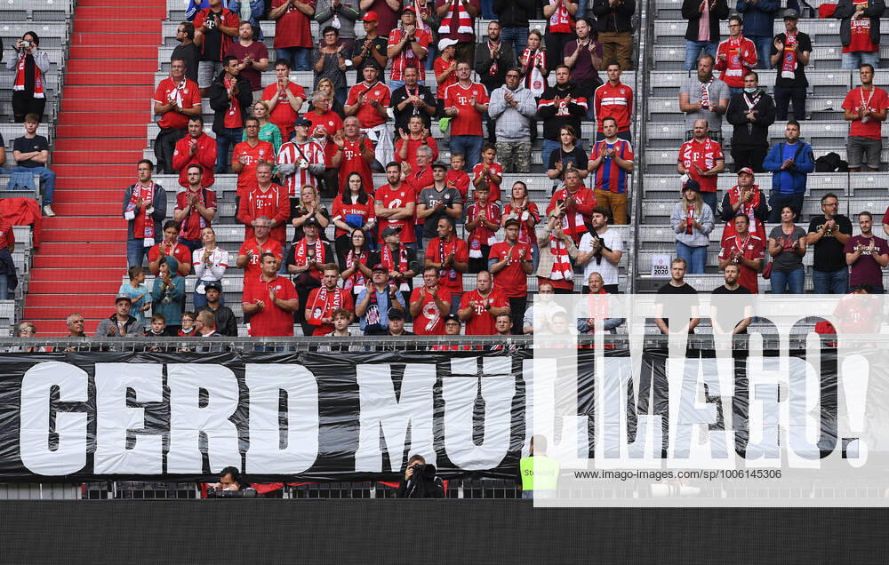 Football 1 Bundesliga Season 2021 2022 2 Matchday FC Bayern Muenchen 1 FC Koeln 22 08 2021 FC Bayern fans in the Suedkurve commemorate the late FC Bayern legend Gerd Mueller with a block flag