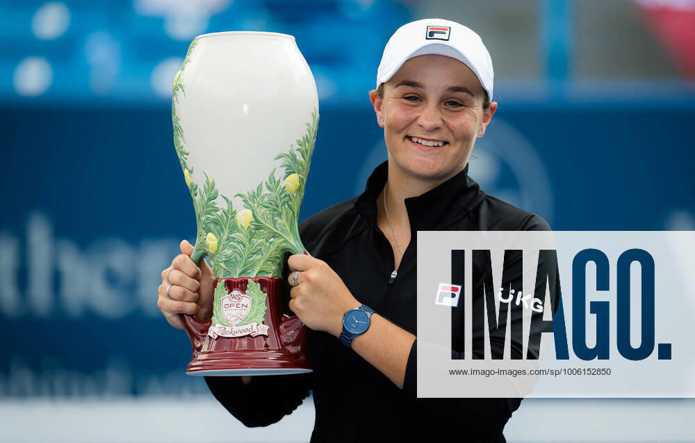 Ashleigh Barty of Australia with her champions trophy after the final of the 2021 Western & Southern Open WTA, Tennis Damen 1000 tennis tournament CINCINNATI UNITED STATES - ZUMAa181 20210822_zaa_a181_049