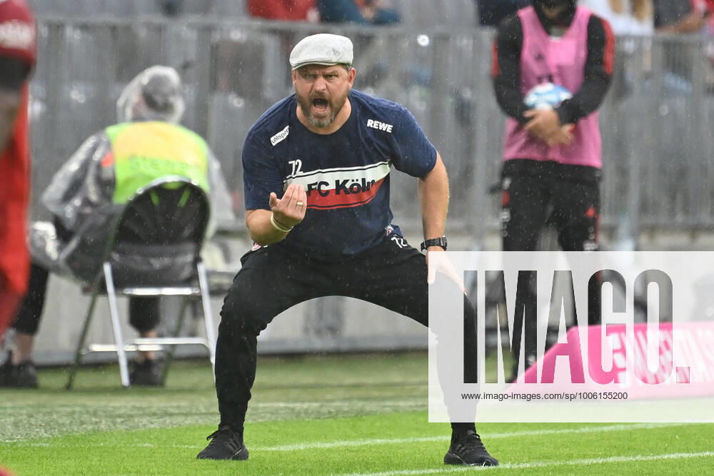 Steffen BAUMGART coach 1 FC Koeln , gestures,gives instructions, single image, crop,full body shot,whole figure Football 1 Bundesliga season 2021 2022, 2 matchday, Spieltag02 FC Bayern Muenchen 1 FC Koeln 3 2 on 22 08 2021,A L L I A N Z A R E N A Muenchen
