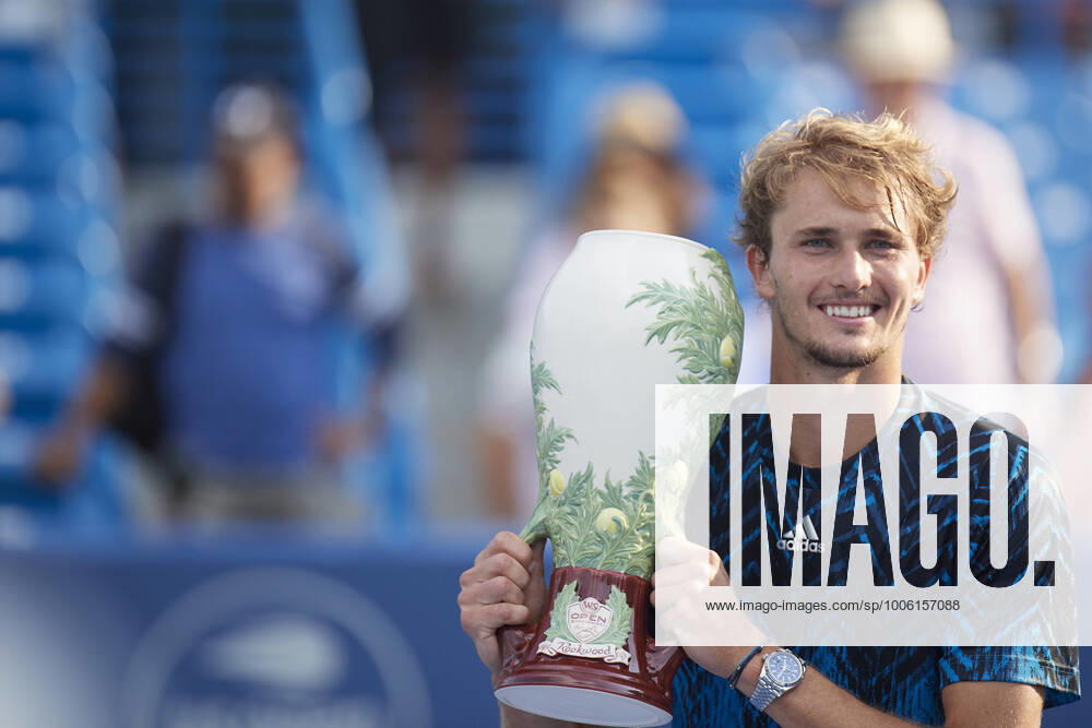 KW33 CINCINNATI, OH - AUGUST 22: Alexander Zverev of Germany holds the Rookwood Cup after winning the menÕs championship match of the Western & Southern Open at the Lindner Family Tennis Center in Mason, Ohio on August 22, 2021. Zverev defeated Andrey Rublev of Russia 6-2, 6-3. (Photo by Shelley Lipton Icon Sportswire) TENNIS: AUG 22 Western & Southern Open Icon2108221253