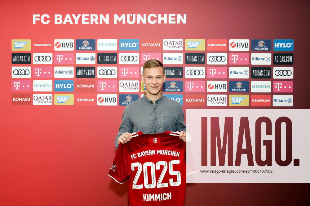 Joshua Kimmich with jersey year 2025 FC Bayern München PK contract extension Kimmich 23 08 2021 Photo Marco Donato FC Bayern München Pool Pressefoto Rudel
