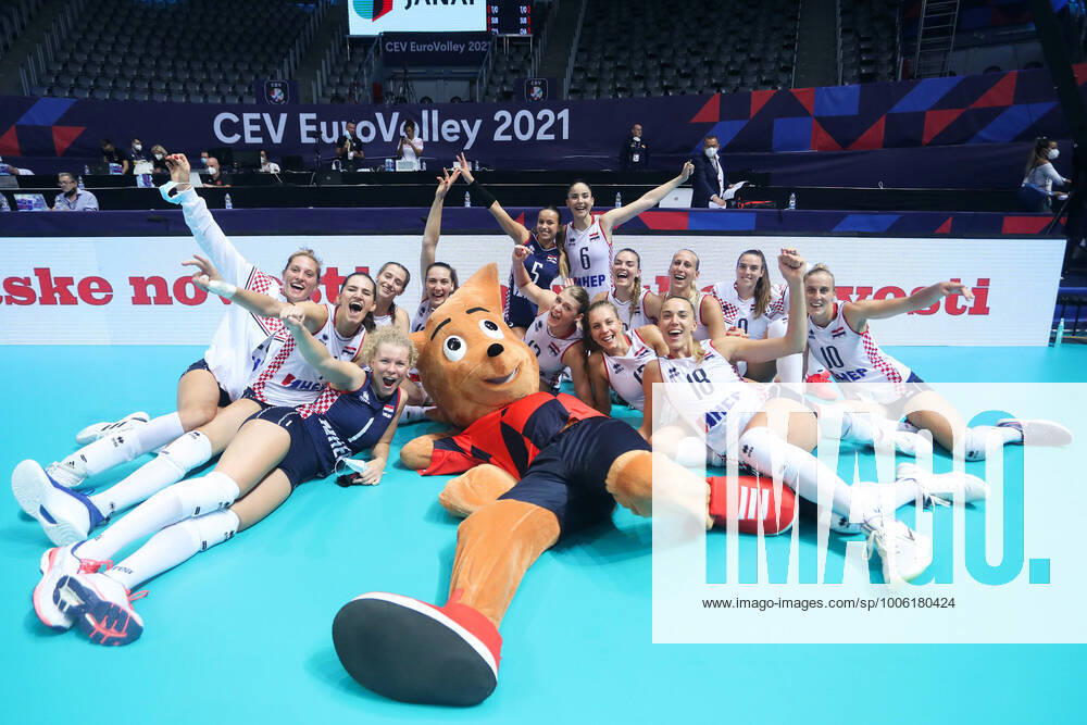 KW34 Hungary v Croatia: Pool C - CEV EuroVolley 2021 ZADAR, CROATIA - AUGUST 24: Croatian players celebrate victory after the CEV EuroVolley 2021 Pool C match between Hungary and Croatia at Kresimir Cosic Hall in Visnjik Sports Center on August 24, 2021 in Zadar, Croatia. LukaxStanzl PIXSELL