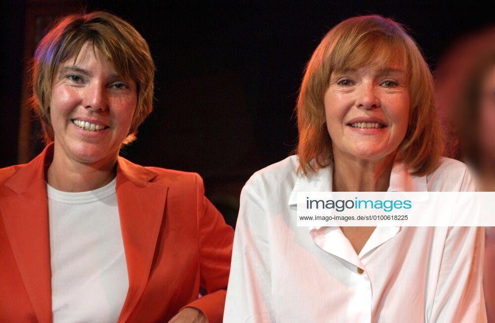 1 Portrait Bettina Böttinger Katrin Sass in the Berlin Bar Jeder Vernunft, director, author, presenter WDR Boettinger, German actress singer Sass, pop song, biography, music, portrait, portrait, t.s., semi-total, medium, horizontal, Kathrin Berlin Germany, Germany