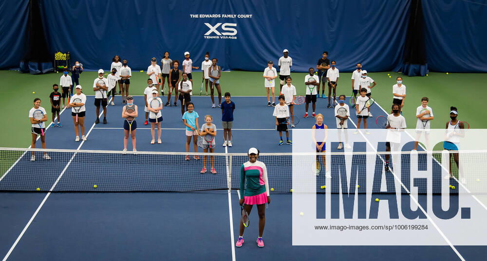 Venus Williams of the United States hosts a kids clinic at the 2021 WTA, Tennis Damen Chicago Womens Open WTA 250 tennis tournament CHICAGO UNITED STATES - ZUMAa181 20210825_zaa_a181_051