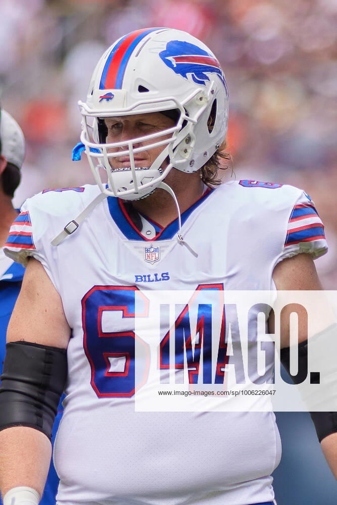 CHICAGO, IL - AUGUST 21: Buffalo Bills offensive guard Jordan Devey (64) looks on during a preseason game between the Chicago Bears and the Buffalo Bills on August 21, 2021 at Soldier Field in Chicago, IL. (Photo by Robin Alam Icon Sportswire) NFL, American Football Herren, USA AUG 21 Preseason - Bills at Bears Icon164210821464