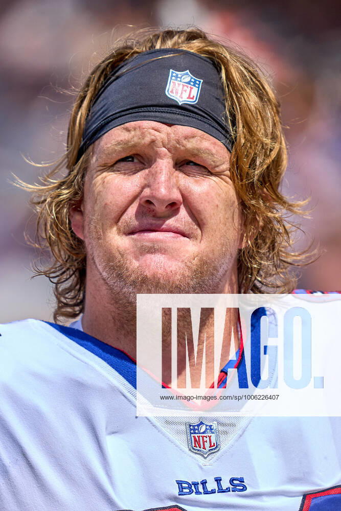 CHICAGO, IL - AUGUST 21: Buffalo Bills offensive guard Jordan Devey (64) looks on during a preseason game between the Chicago Bears and the Buffalo Bills on August 21, 2021 at Soldier Field in Chicago, IL. (Photo by Robin Alam Icon Sportswire) NFL, American Football Herren, USA AUG 21 Preseason - Bills at Bears Icon164210821517