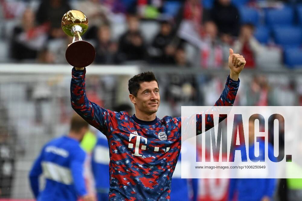 Robert LEWANDOWSKI Bayern Muenchen , honor with the trophaee, cup world footballer of the year, single picture,cut single motive,half figure,half figure football 1 Bundesliga season 2021 2022, 3 matchday, matchday03 FC Bayern Muenchen Hertha BSC Berlin on 28 08 2021, A L L I A N Z A R E N A Muenchen