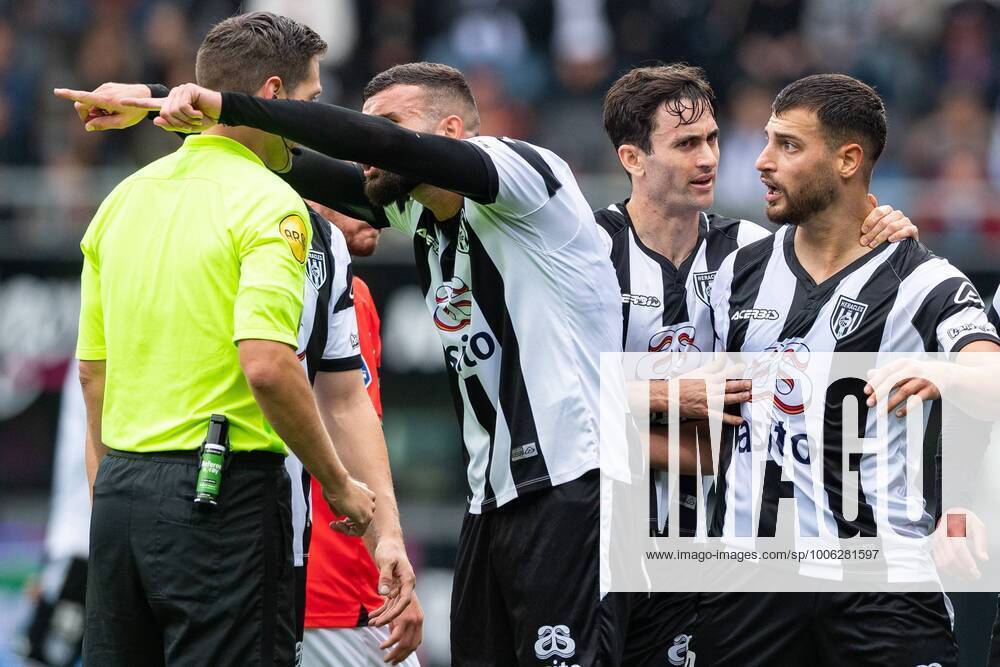 KW34 ALMELO, Stadium Erve Asito, 29-08-2021 , season 2021 2022 , Dutch Eredivisie. Referee Jochem Kamphuis, Heracles Almelo player Rai Vloet, Heracles Almelo player Luca de la Torre, Heracles Almelo player Sinan Bakis red card during the match Heracles - NEC Heracles - NEC x13194971x