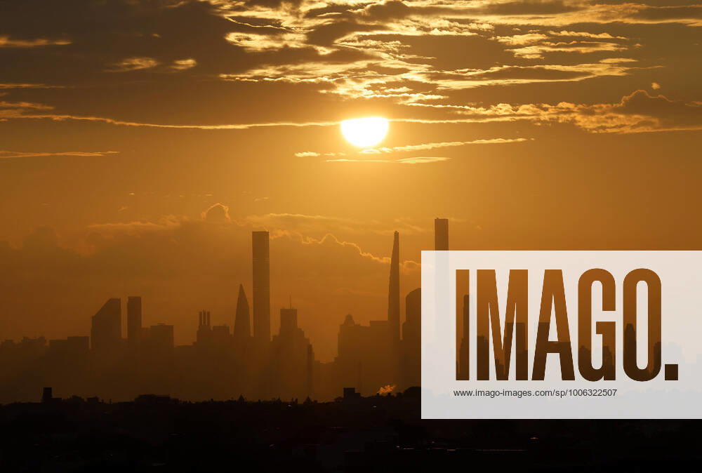 The sun sets behind the Manhattan skyline from Arthur Ashe Stadium in the first round of the 2021 US Open Tennis Championships at the USTA Billie Jean King National Tennis Center on Monday, August 30, 2021 in New York City. NYP20210830151 JOHNxANGELILLO