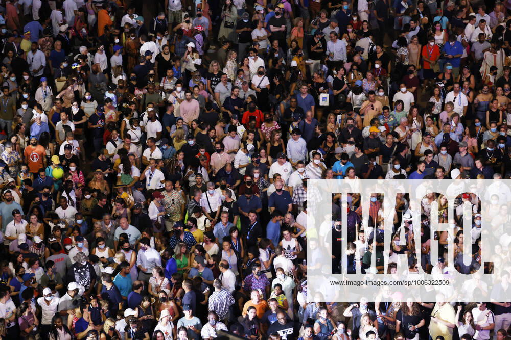 Crowds gather and wait to enter Arthur Ashe Stadium for the night session in the first round of the 2021 US Open Tennis Championships at the USTA Billie Jean King National Tennis Center on Monday, August 30, 2021 in New York City. NYP20210830154 JOHNxANGELILLO