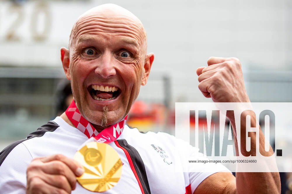 KW35 PARALYMPICS - Paralympic Summer Games Tokyo 2020 TOKYO,JAPAN,31.AUG.21 - PARALYMPICS, CYCLING ROAD - Paralympic Summer Games Tokyo 2020, Men, time trial, medal ceremony. Image shows the rejoicing of Walter Ablinger (AUT). Keywords: medal. GEPAxpictures Klansek
