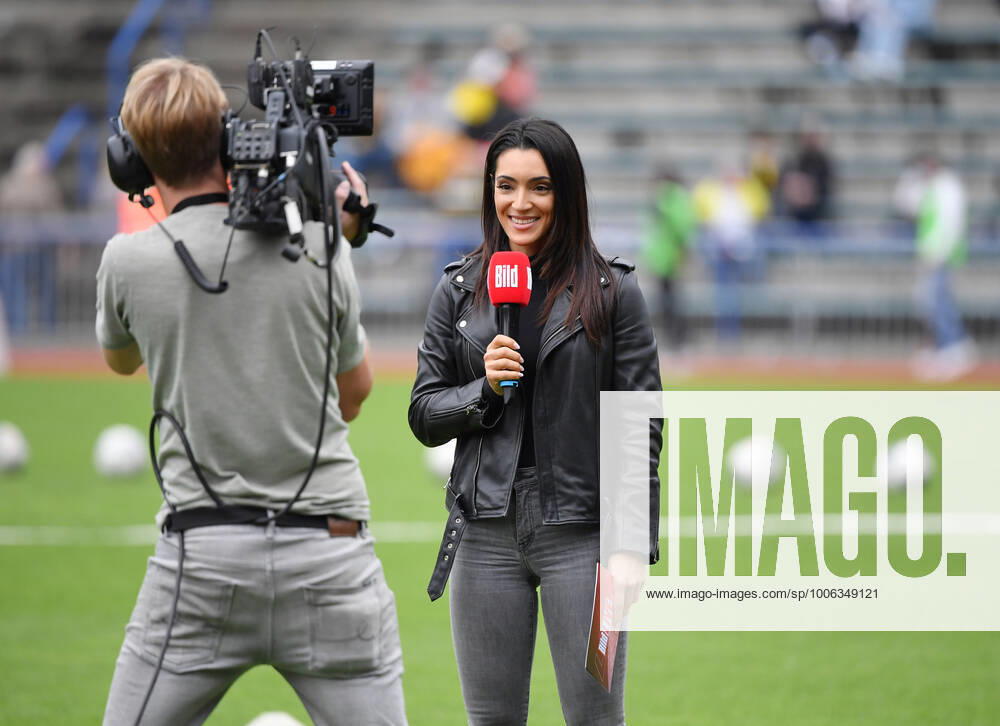 Picture TV Reporter Valentina Maceri 01 09 2021, Football GER, Season 2021 2022, Benefit match in favour of the victims of the flood disaster, Borussia Dortmund against SpVg Hagen 1911 and SV Hohenlimburg, Photo Maik Hölter TEAM2sportphoto Hagen Ischelandstadion Nordrhein Westfalen Germany Team2