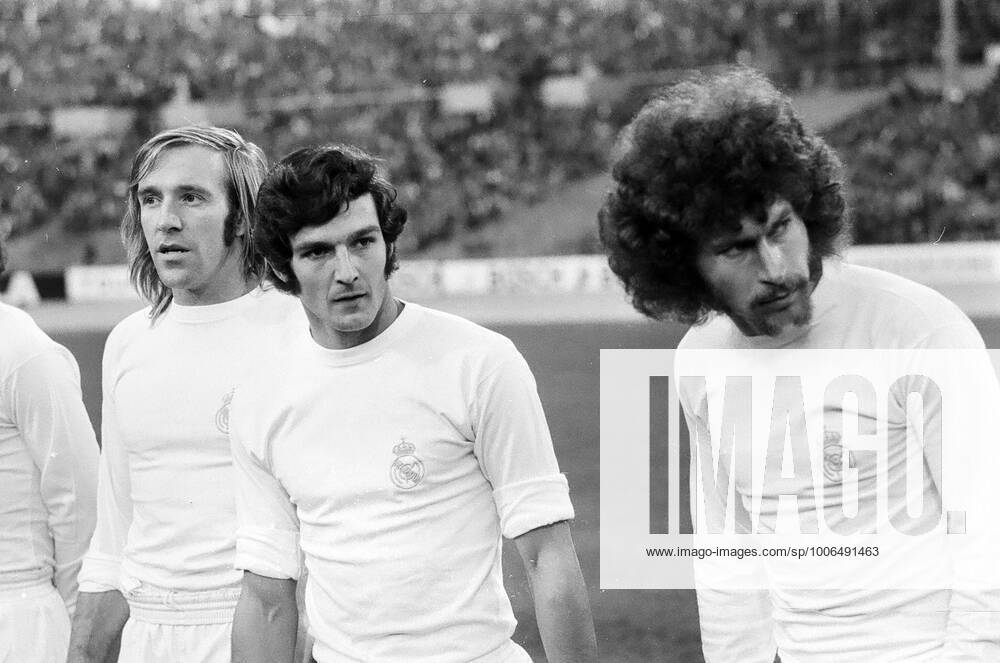 17 11 74 VfB Stuttgart Real Madrid Germany, Stuttgart, 17 11 1974, Football, Bundesliga, Test match, VfB Stuttgart Real Madrid 1 1 li Günther Netzer Real Madrid re Günther Netzer Real Madrid