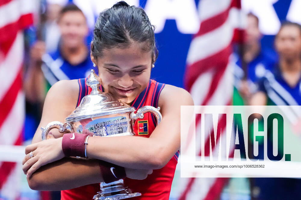 Emma Raducanu of Great Britain hugs the trophy after her win against Leylah Fernandez of Canada in straight sets in the Women s Final in Arthur Ashe Stadium at the 2021 US Open Tennis Championships at the USTA Billie Jean King National Tennis Center on Saturday, September 11, 2021 in New York City. Raducanu is the first qualifier to win the U.S. Open. NYP20210911823 COREYxSIPKIN