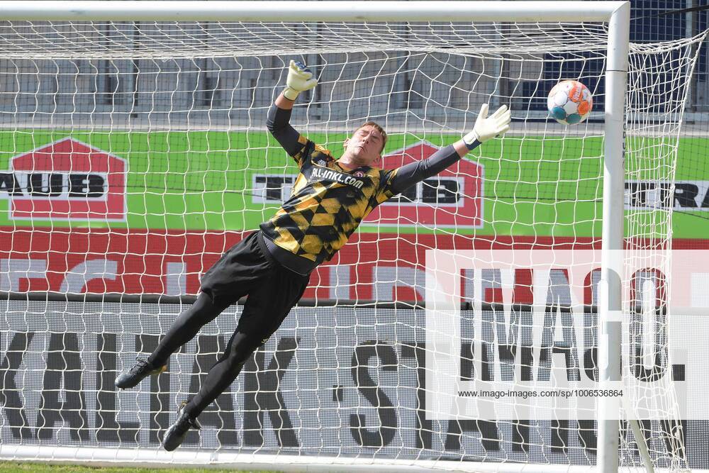 Goalkeeper Kevin Broll SG Dynamo Dresden 1 , 1 FC Heidenheim SG Dynamo Dresden, Football, 2 Bundesliga, DFL, 12 09 2021 DFB regulations prohibit any use of photographs as image sequences and or quasi video Heidenheim Baden Wuerttemberg Germany
