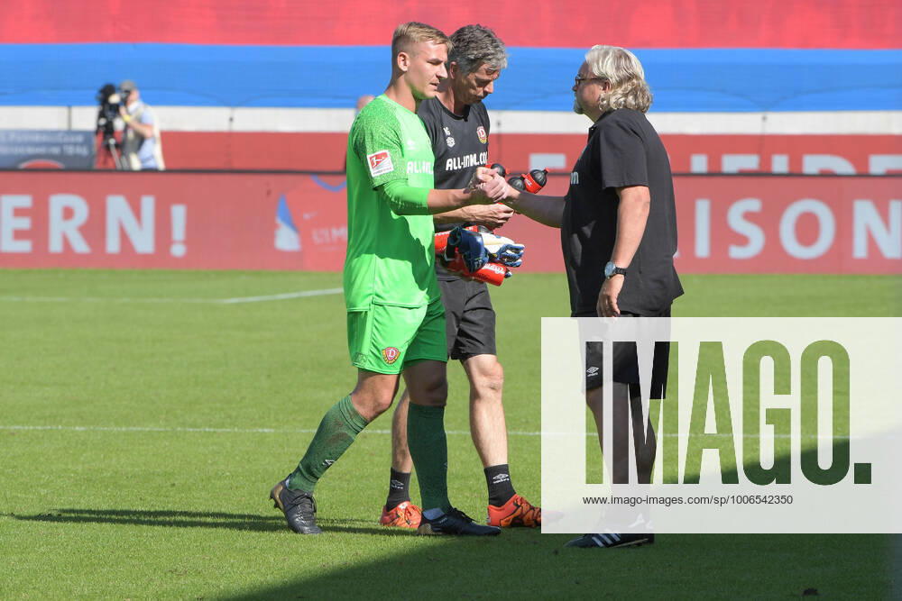 Co Trainer Heiko Scholz SG Dynamo Dresden at Goalkeeper Kevin Broll SG Dynamo Dresden 1 , 1 FC Heidenheim SG Dynamo Dresden, Football, 2 Bundesliga, DFL, 12 09 2021 DFB regulations prohibit any use of photographs as image sequences and or quasi video Heidenheim Baden Wuerttemberg Germany