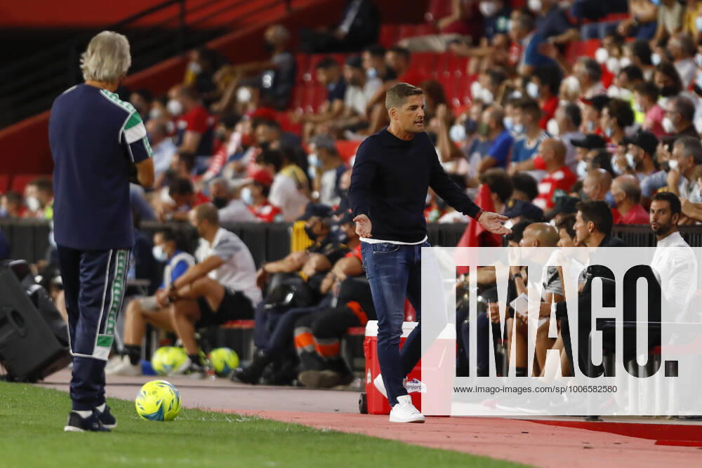 Granada CF v Real Betis - La Liga Santander Robert Moreno, manager of Granada CF reacts during the La Liga match between Granada CF and Real Betis at Nuevo Los Carmenes Stadium on September 13, 2021 in Granada, Spain. Granada Granada Spain camaramartinez-granadac210913_np5IF