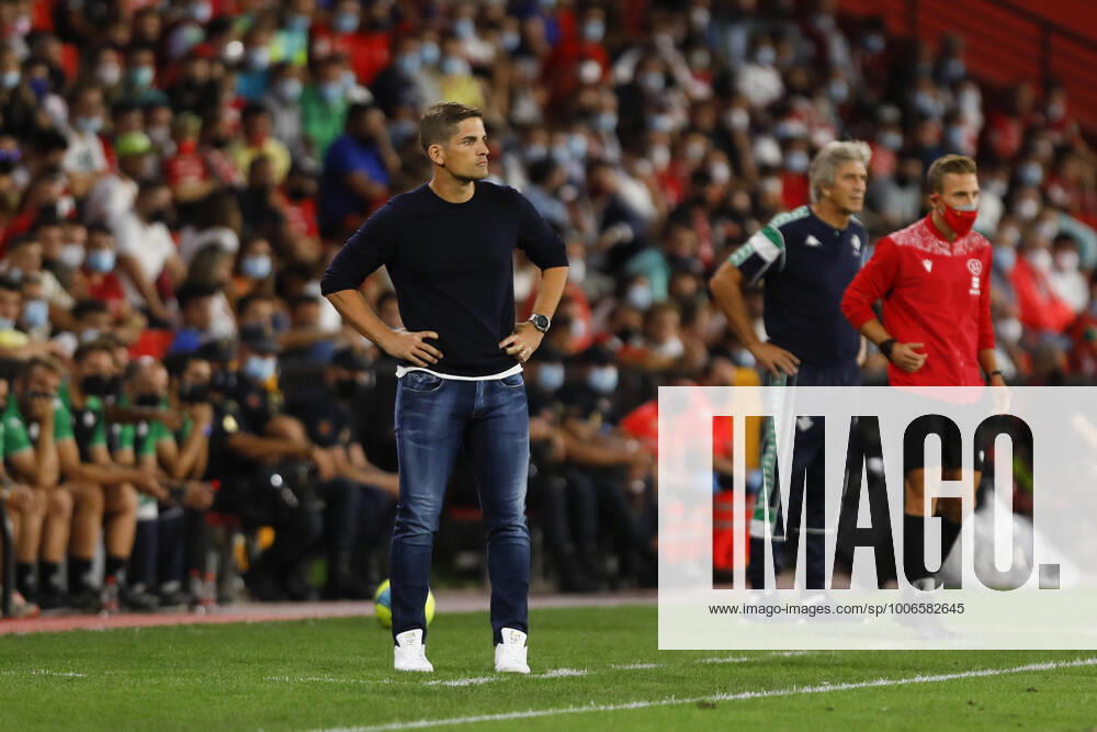 Granada CF v Real Betis - La Liga Santander Robert Moreno, manager of Granada CF reacts during the La Liga match between Granada CF and Real Betis at Nuevo Los Carmenes Stadium on September 13, 2021 in Granada, Spain. Granada Granada Spain camaramartinez-granadac210913_np59N
