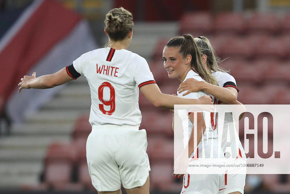 Fußball, Damen WM-Quali, England - Nordmazedonien Southampton, England, 17th September 2021. Ella Toone (C) of England celebrates after she scores the first goal during the FIFA 2023 Women s World Cup Qualifying match at St Mary s Stadium, Southampton. Picture credit should read: Paul Terry Sportimage . SPI-1202-0003
