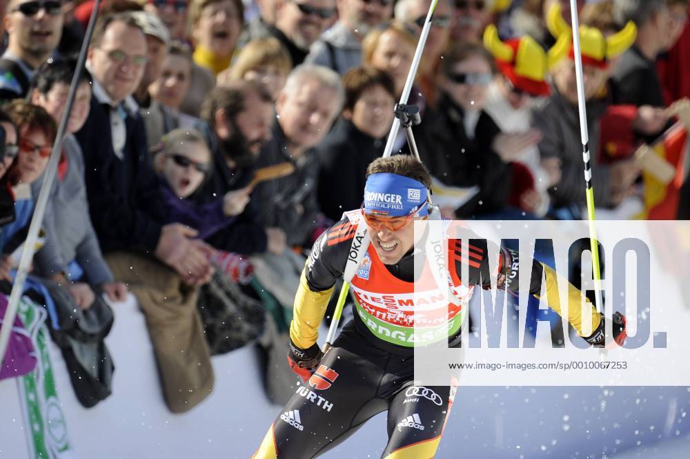 Michael GREIS (GER), Aktion, Einzelbild, angeschnittenes Einzelmotiv, Halbfigur, halbe Figur, Sprint der Herren, 10 km IBU Biathlon WM 2012 in Ruhpolding vom 29.02.2012-11.03.2012, Chiemgau Arena.