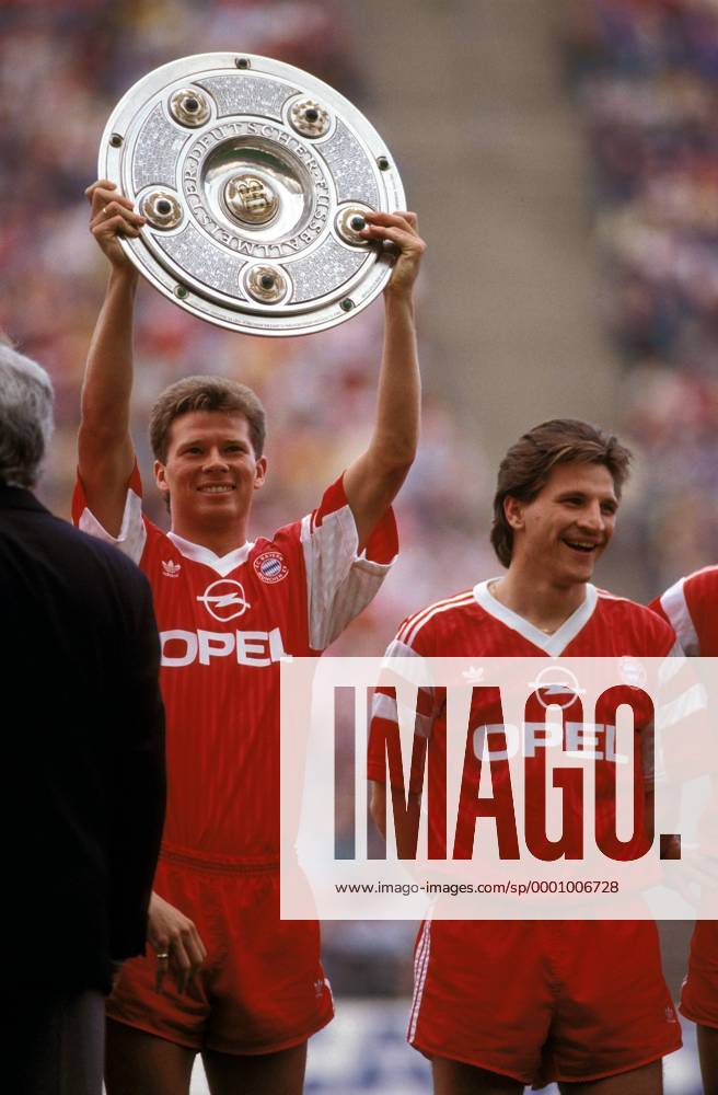 Stefan Reuter präsentiert stolz die Meisterschale, daneben Thomas Kastenmaier (beide Bayern) Fußball 1. BL Herren DEUTSCHSPRACHIGE SPORTZEITSCHRIFTEN UND -ZEITUNGEN NUR NACH RÜCKSPRACHE, Saison 1989 1990 Gruppe München Freude,