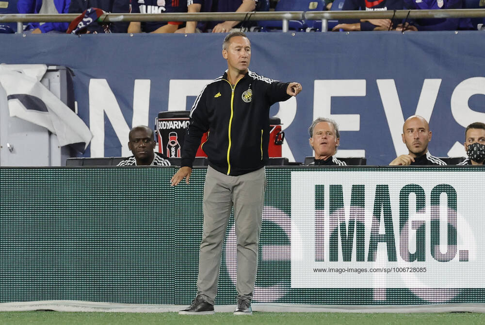 FOXBOROUGH, MA - SEPTEMBER 18: Columbus Crew head coach Caleb Porter directs his back line during a match between the New England Revolution and the Columbus Crew SC on September 18, 2021, at Gillette Stadium in Foxborough, Massachusetts. (Photo by Fred Kfoury III Icon Sportswire) SOCCER: SEP 18 MLS, Fussball Herren, USA - Columbus Crew SC at New England Revolution Icon482210918007