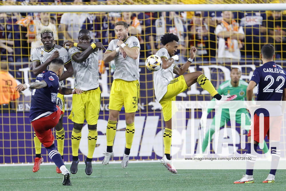 FOXBOROUGH, MA - SEPTEMBER 18: New England Revolution forward Gustavo Bou (7) hits a free kick into the Columbus wall during a match between the New England Revolution and the Columbus Crew SC on September 18, 2021, at Gillette Stadium in Foxborough, Massachusetts. (Photo by Fred Kfoury III Icon Sportswire) SOCCER: SEP 18 MLS, Fussball Herren, USA - Columbus Crew SC at New England Revolution Icon482210918017