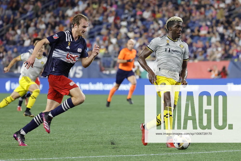 FOXBOROUGH, MA - SEPTEMBER 18: Columbus Crew forward Gyasi Zardes (11) chased by New England Revolution defender Henry Kessler (4) during a match between the New England Revolution and the Columbus Crew SC on September 18, 2021, at Gillette Stadium in Foxborough, Massachusetts. (Photo by Fred Kfoury III Icon Sportswire) SOCCER: SEP 18 MLS, Fussball Herren, USA - Columbus Crew SC at New England Revolution Icon482210918026