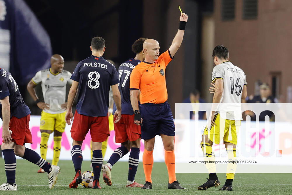 FOXBOROUGH, MA - SEPTEMBER 18: Columbus Crew midfielder Isaiah Parente (16) is yellow carded by referee Allen Chapman during a match between the New England Revolution and the Columbus Crew SC on September 18, 2021, at Gillette Stadium in Foxborough, Massachusetts. (Photo by Fred Kfoury III Icon Sportswire) SOCCER: SEP 18 MLS, Fussball Herren, USA - Columbus Crew SC at New England Revolution Icon482210918029