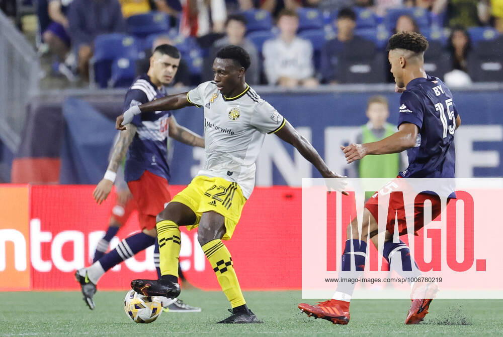 FOXBOROUGH, MA - SEPTEMBER 18: Columbus Crew midfielder Derrick Etienne Jr. (22) keeps the ball from New England Revolution defender Brandon Bye (15) during a match between the New England Revolution and the Columbus Crew SC on September 18, 2021, at Gillette Stadium in Foxborough, Massachusetts. (Photo by Fred Kfoury III Icon Sportswire) SOCCER: SEP 18 MLS, Fussball Herren, USA - Columbus Crew SC at New England Revolution Icon482210918099