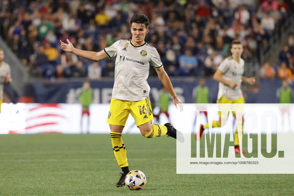 FOXBOROUGH, MA - SEPTEMBER 18: Columbus Crew midfielder Isaiah Parente (16) passes during a match between the New England Revolution and the Columbus Crew SC on September 18, 2021, at Gillette Stadium in Foxborough, Massachusetts. (Photo by Fred Kfoury III Icon Sportswire) SOCCER: SEP 18 MLS, Fussball Herren, USA - Columbus Crew SC at New England Revolution Icon482210918104