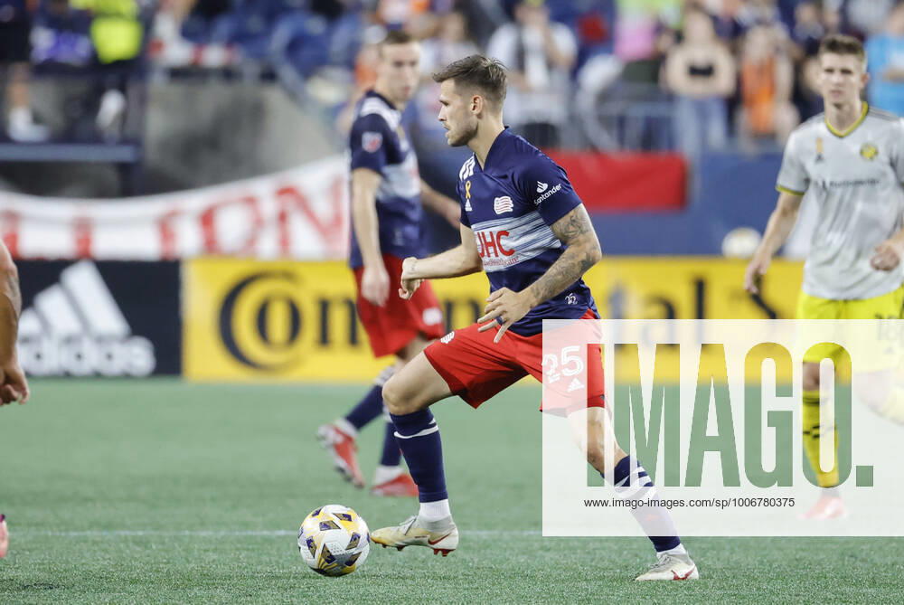 FOXBOROUGH, MA - SEPTEMBER 18: New England Revolution midfielder Arn—r Ingvi Traustason (25) during a match between the New England Revolution and the Columbus Crew SC on September 18, 2021, at Gillette Stadium in Foxborough, Massachusetts. (Photo by Fred Kfoury III Icon Sportswire) SOCCER: SEP 18 MLS, Fussball Herren, USA - Columbus Crew SC at New England Revolution Icon482210918106