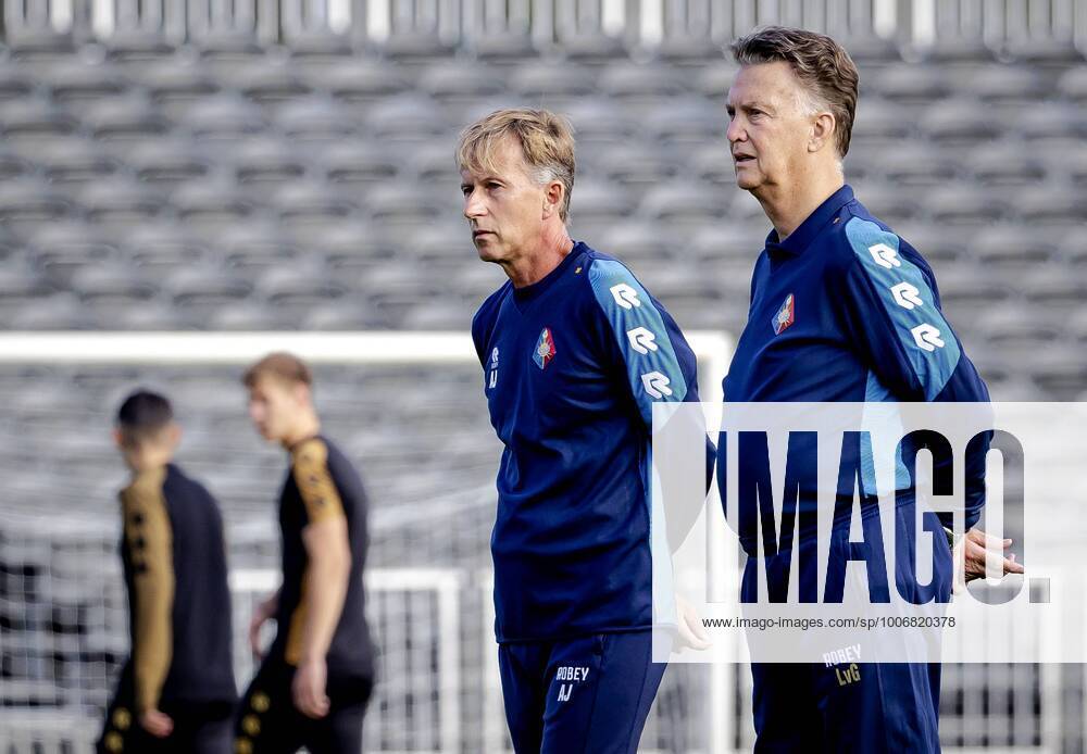 VELSEN Louis van Gaal with Andries Jonker l during a Telstar training session in the BUKO Stadium The national coach of the Dutch national team will sit on the bench for a good cause the Spieren voor Spieren foundation as a trainer during the Keuken Kampioen Division match against Jong AZ ANP ROBIN VAN LONKHUIJSEN Velsen HollandsexHoogtex IVx 437993071