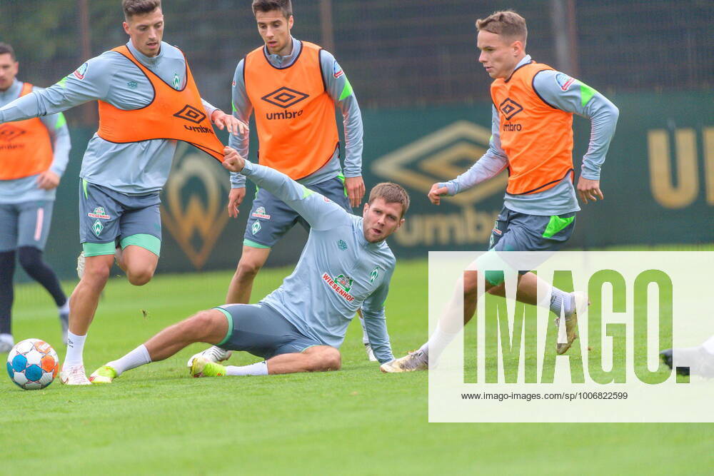 GER, 2 FBL, Werder Bremen Training 23 09 2021, Trainingsgelaende am wohninvest WESERSTADION Platz 4 5, Bremen, GER, 2 FBL, Werder Bremen Training Trikot Zerreissprobe Nicolai Rapp Werder Bremen 23 Niclas Füllkrug Fuellkrug Werder Bremen 11 Ilia Gruev Werder Bremen 28 Niklas Schmidt Werder Bremen 22 nordphotoxGmbHxx xKokenge nph00001