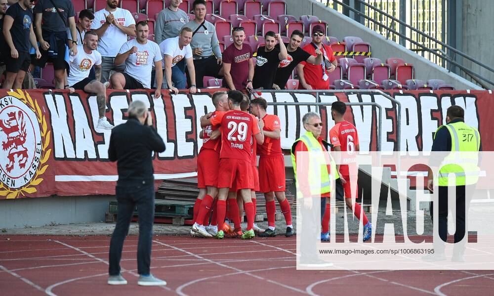 Kassel Auestadion Regionalliga Südwest Saison 2021 2022 KSV Hessen Kassel FC Rot Weiss Koblenz goal celebration after goal to 2 0 by the scorer Brian Schwechel KSV Hessen Kassel here in front of the fans
