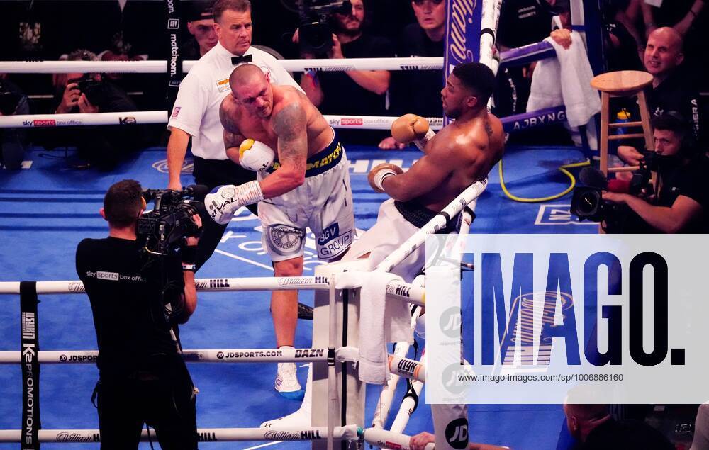 Mandatory Credit: Photo by Dave Shopland Shutterstock (12463389bw) Anthony Joshua v Oleksandr Usyk - Joshua struggles and his corner prepare to throw the towel in but the final bell saves them from doing so Anthony Joshua vs. Oleksandr Usyk & Undercard, Boxing, Tottenham Hotspur Stadium, London, UK - 25 Sep 2021 Anthony Joshua vs. Oleksandr Usyk & Undercard, Boxing, Tottenham Hotspur Stadium, London, UK - 25 Sep 2021